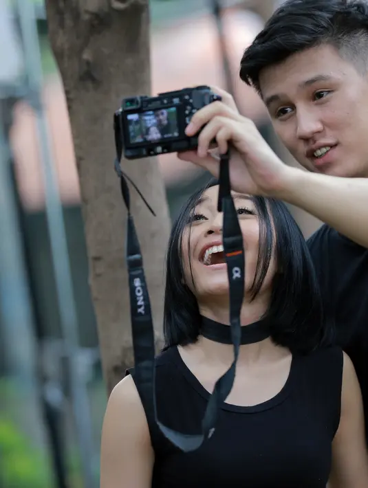 Proses pembuatan video klip untuk single 'Salah' syuting di Jag's Kitchen, Jagakarsa, Jakarta Selatan, Selasa (26/4/2016). (Adrian Putra/Bintang.com)