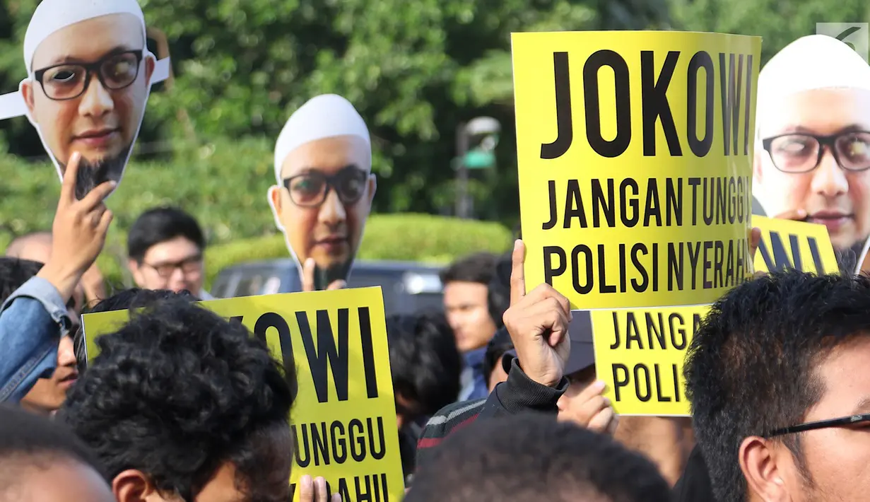 Peserta Aksi 365 menuntut kasus Novel Baswedan yang tak kunjung terungkap, seberang Istana Negara, Jakarta, Rabu (11/4). Novel Baswedan diserang dalam perjalanan usai menjalankan sala subuh dari masjid. (Liputan6.com/Immanuel Antonius)