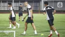 Setelah itu, pelatih Shin Tae Yong langsung memimpin sesi latihan taktik. (Liputan6.com/Angga Yuniar)