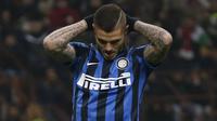 Penyerang Inter Milan, Mauro Icardi terlihat lesu usai tendangan penaltinya gagal pada lanjutan Serie A Liga Italia di Stadion San Siro, Milan (31/01/2016). AC Milan menang telak atas Inter Milan dengan skor 3-0. (REUTERS/Alessandro Garofalo)