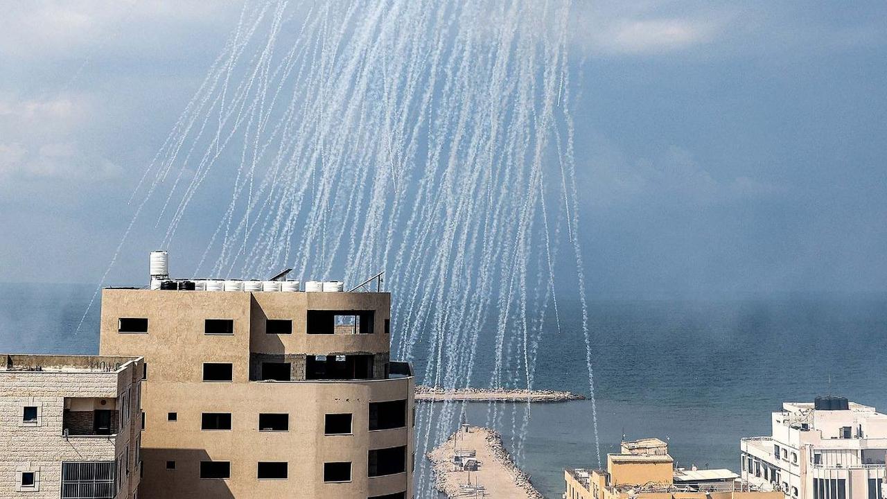 Israel juga menargetkan Rafah dengan bom fosfor putih, yang ilegal digunakan pada warga sipil dan infrastruktur sipil. Penggunaan bom fosfor putih juga dianggap kejahatan perang berdasarkan hukum internasional.