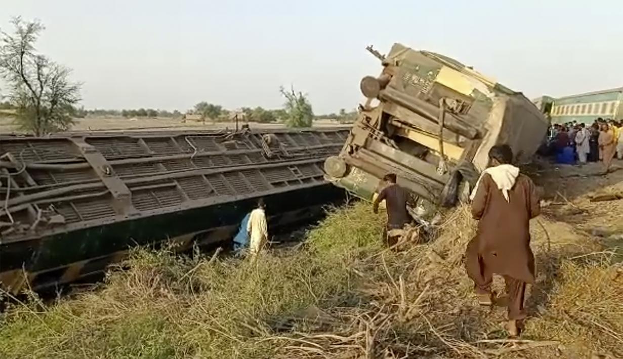 Gambar dari video ini, menunjukkan kereta setelah tabrakan di Ghotki, Pakistan, Senin (7/6/2021). Kecelakaan terjadi ketika kereta Millat Express yang berjalan dari Karachi menuju Sargodha, tergelincir. Kereta itu kemudian ditabrak oleh Sir Syed Express yang melaju dari arah berlawanan.  (AP Photo)