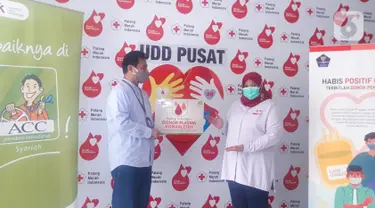 Kepala Unit Usaha Syariah ACC Wisnu Wardhana (kiri) menyerahkan secara simbolis bantuan donor plasma kepada Kepala Unit Donor Darah PMI Ria Syafitri (kanan) di Jakarta Kamis (04/02/2021). (Liputan6.com/Pool)