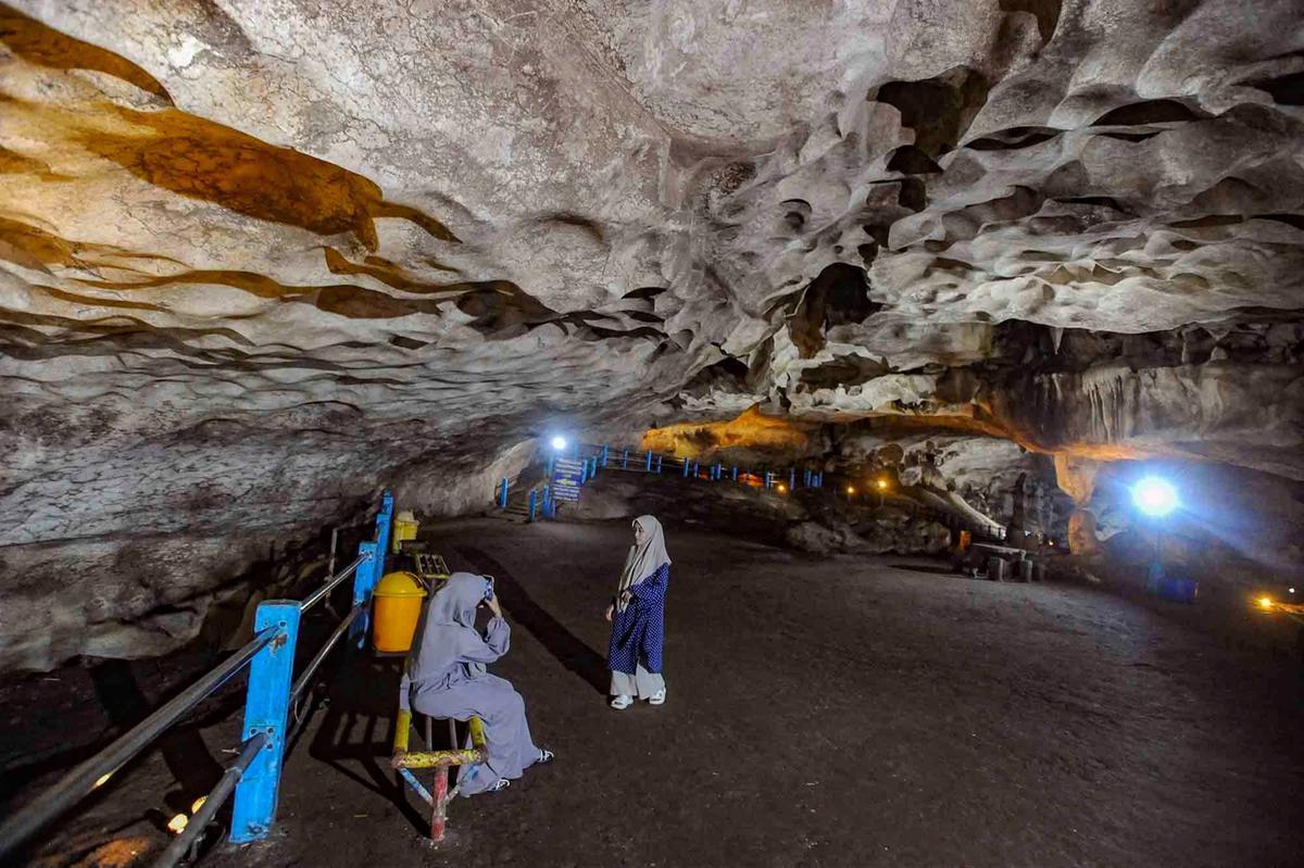 FOTO: Pesona Stalaktit dan Stalagmit Goa Lowo, Keajaiban Alam Trenggalek