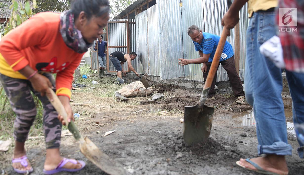 Warga pengungsi Gunung Agung bergotong royong membuat sarana MCK di Posko Pengungsi Rendang, Bali, Sabtu (2/12). Jauhnya lokasi dan terbatasanya jumlah MCK membuat para pengungsi harus membangun MCK sendiri. (Liputan6.com/Immanuel Antonius)