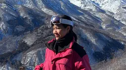 Banyak potretnya yang indah ini pun diabadikan dalam media sosial Instagramnya. Tidak sedikit para seleb yang suka bermain ski saat liburan ke luar negeri pun tertarik untuk mencoba ke Gunung Iwatake. Selain main ski, di sela liburannya ini Yura Yunita pun sempat melakukan olahraga lari untuk persiapan marathon. (Liputan6.com/IG/@yurayunita)