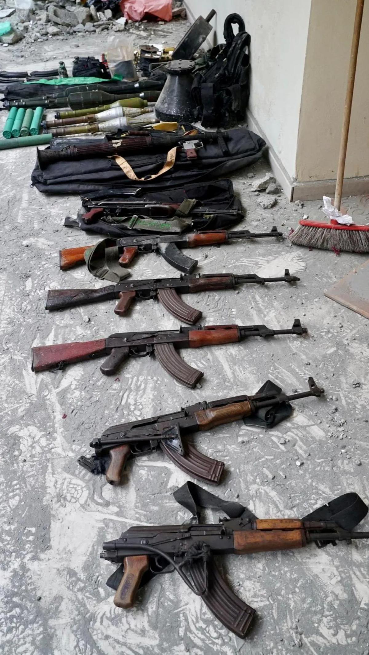 Senjata pasukan Hamas itu terdiri senapan serbu AK-47, granat, mortir, RPG hingga roket anti-tank serta peralatan pendukung lainnya.