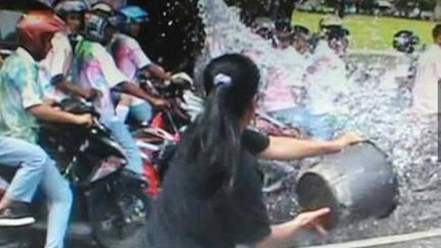 Bikin Tepuk Jidat, 6 Kelakuan Emak-Emak Kalau Lagi di Rumah