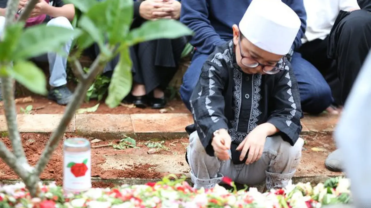 Meninggal Karena Stroke, Ini 7 Potret Haru Daus Mini di Pusara Ayahnya