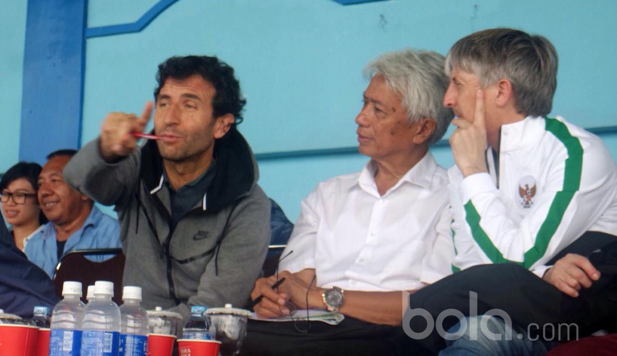  Luis Milla dan Miguel Gandia ditemani oleh Direktur Teknik Timnas Indonesia, Danurwindo, dan pengurus PSSI melakukan pemantauan pemain di Grup 2 Piala Presiden 2017.  (Bola.com/Benediktus Gerendo Pradigdo)