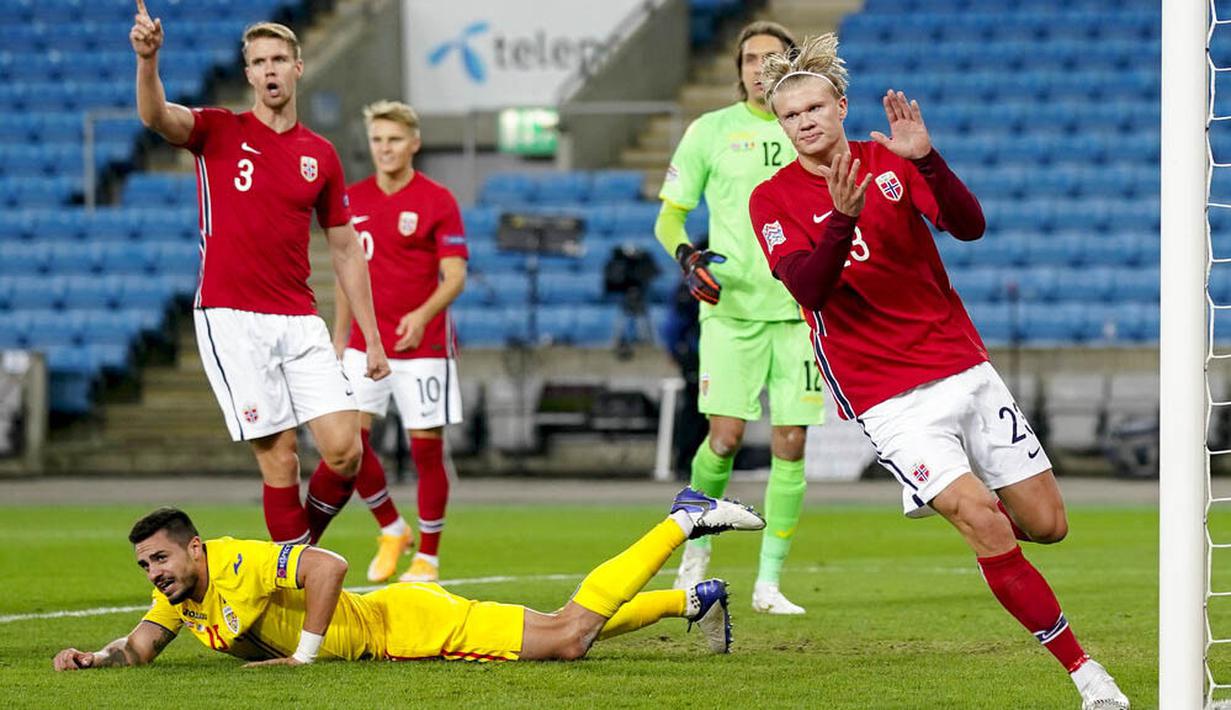 Striker Norwegia, Erling Braut Haaland, melakukan selebrasi usai mencetak gol ke gawang Rumania pada laga UEFA Nations League di Stadion Ullevaal, Minggu (11/10/2020). Norwegia menang dengan skor 4-0. (Stian Lysberg Solum /NTB scanpix via AP)