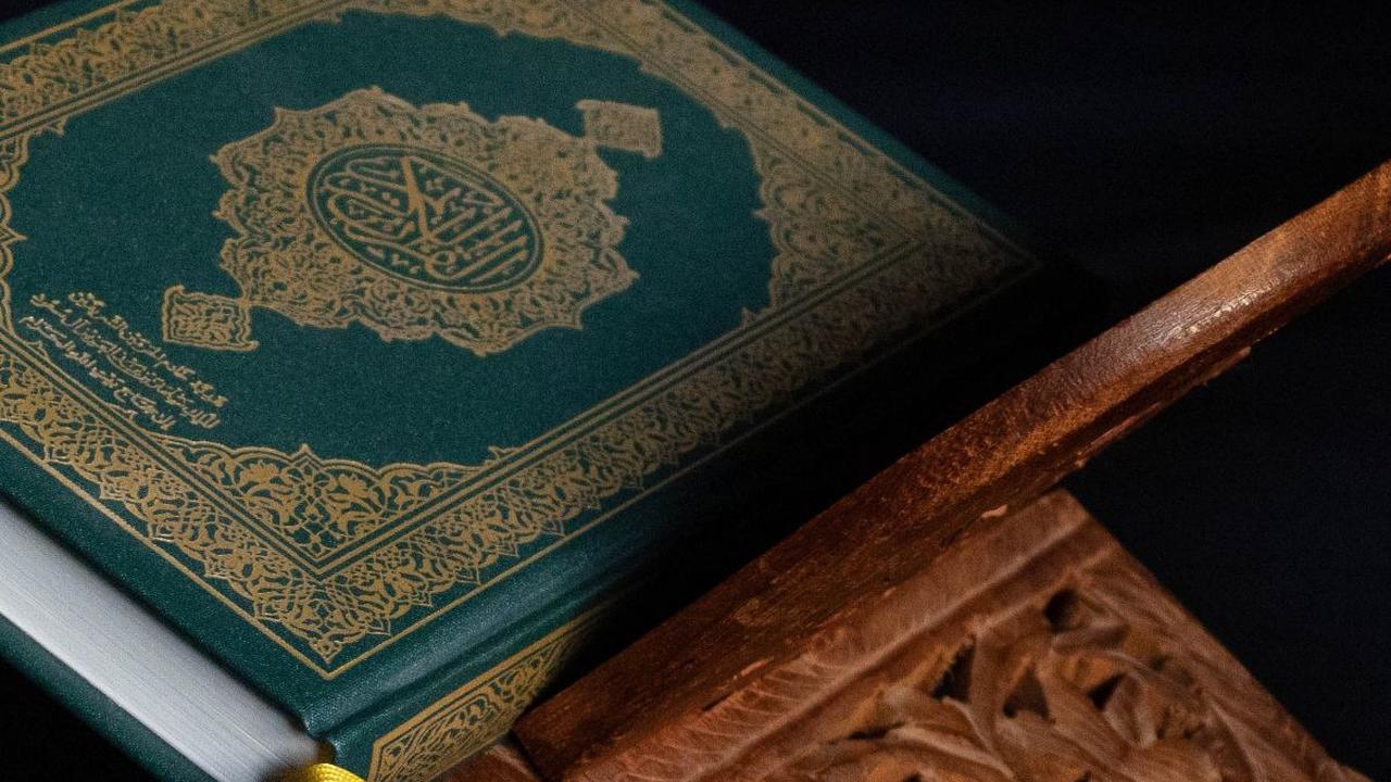 Salat adalah kewajiban setiap umat muslim di seluruh dunia untuk dijalankan di setiap waktu yang telah ditentukan. Namun, untuk dapat beribadah salat dengan khusyuk bukanlah hal yang mudah dijalankan.&nbsp;Ada saja tindakan atau pikiran yang pada akhirnya