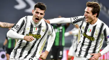 Pemain Juventus Alvaro Morata merayakan golnya ke gawang Ferencvaros bersama Federico Chiesa pada pertandingan Grup G Liga Champions di Allianz Stadium, Turin, Italia, Selasa (24/11/2020). Juventus melaju ke 16 besar Liga Champions usai menekuk Ferencvaros 2-1. (Marco Alpozzi/LaPresse via AP)