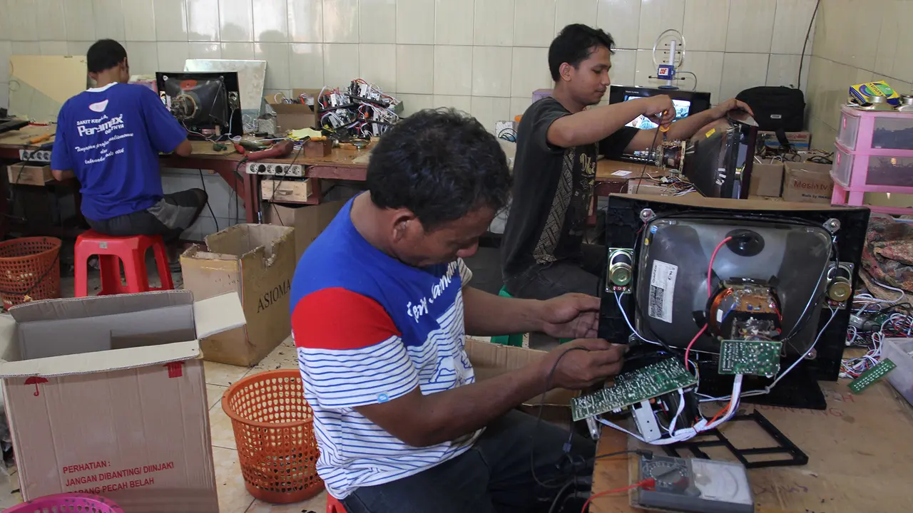 Cerita Kusrin tentang Merek TV Rakitannya