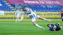 Striker Juventus, Cristiano Ronaldo, terjatuh saat berusaha melewati kiper Cagliari, Alessio Cragno, pada laga Liga Italia di Sardegna Arena, Minggu (14/3/2021). Juventus menang dengan skor 3-1. (Alessandro Tocco/LaPresse via AP)
