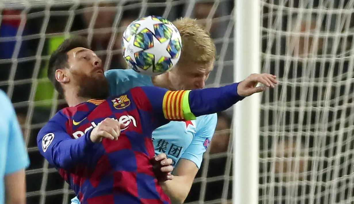Kapten Barcelona, Lionel Messi, duel udara dengan pemain Slavia Praha, Michal Frydrych, pada laga Liga Champions 2019 di Stadion Camp Nou, Selasa (5/11). Kedua tim bermain imbang 0-0. (AP/Joan Monfort)