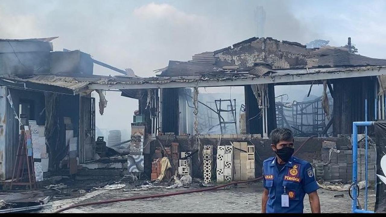 Kapolsek Sukmajaya Kompol Margiono mengatakan, api diketahui sekitar pukul 10.30 WIB. <br>