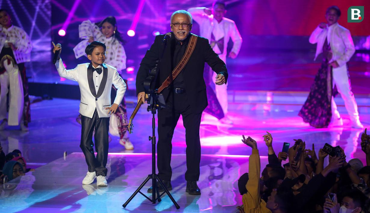 Selain tampil solo, ia juga tampil bareng dengan salah satu legenda musik Indonesia, Iwan Fals. Farel Prayoga mampu berkolabrasi dengan total membawakan beberapa lagu. (Bola.com/Bagaskara Lazuardi)