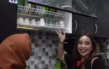 Dapur Minimalis Mpok Alpa Menampilkan Desain Monokrom yang Simpel dan Elegan