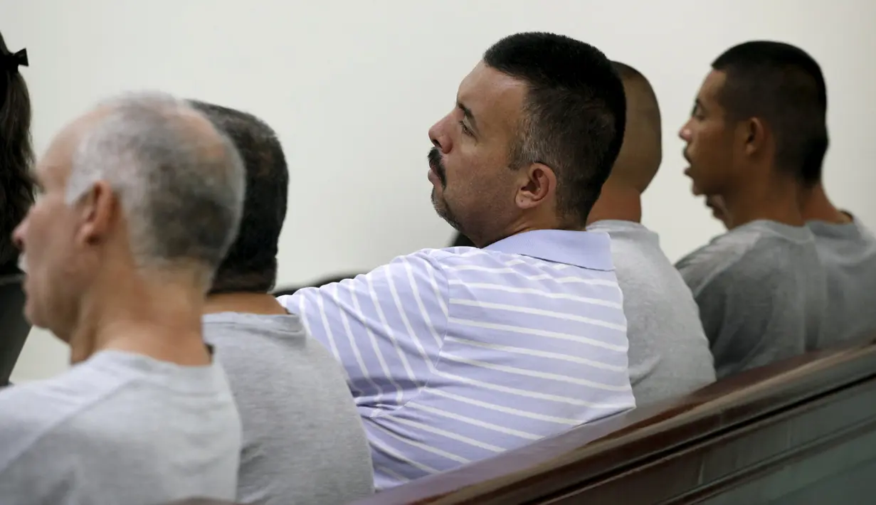 Salah satu dari enam orang terpidana terlihat serius mendengarkan putusan hakim di ruang sidang di Ciudad Juarez, Meksiko (27/7/2015). Pengadilan menjatuhkan vonis 679 tahun penjara kepada lima dari 6 orang tersebut. (REUTERS/Jose Luis Gonzalez)