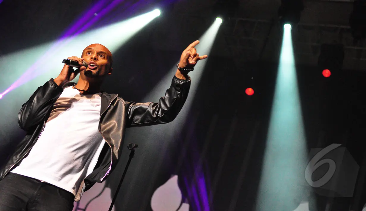 Penyanyi Kenny Lattimore tampil di Java Jazz Festival 2015, JiExpo, Jakarta, Jumat (6/3). Sejumlah musisi Tanah Air dan dunia memeriahkan panggung Java Jazz di hari petama. (Liputan6.com/Faizal Fanani)