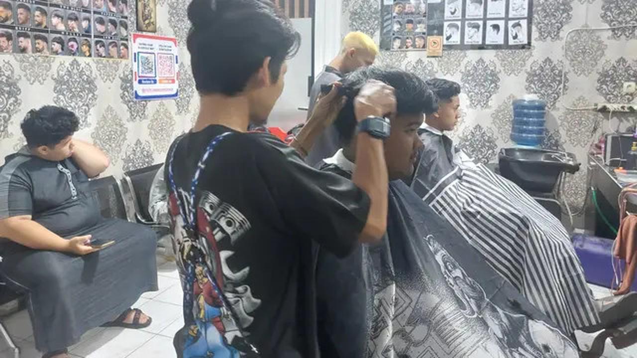 Cerita Pengusaha Barbershop di Cirebon Kebanjiran Pelanggan Jelang Lebaran 2025