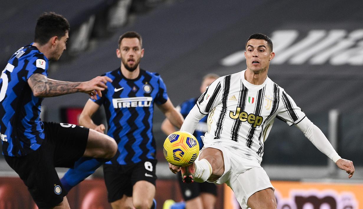 Striker Juventus, Cristiano Ronaldo (kanan) berebut bola dengan bek Inter Milan, Alessandro Bastoni dalam laga leg kedua semifinal Coppa Italia 2020/21 di Juventus Stadium, Turin, Selasa (9/2/2021). Juventus bermain imbang 0-0 dan lolos ke final. (LaPresse via AP/Marco Alpozzi)