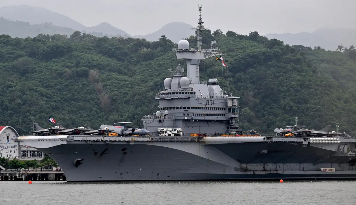 Foto memperlihatkan kapal induk bertenaga nuklir milik Angkatan Laut Prancis, Charles de Gaulle yang berlabuh di pelabuhan Gili Mas, Lembar, Lombok pada 31 Januari 2025. (SONNY TUMBELAKA/AFP)