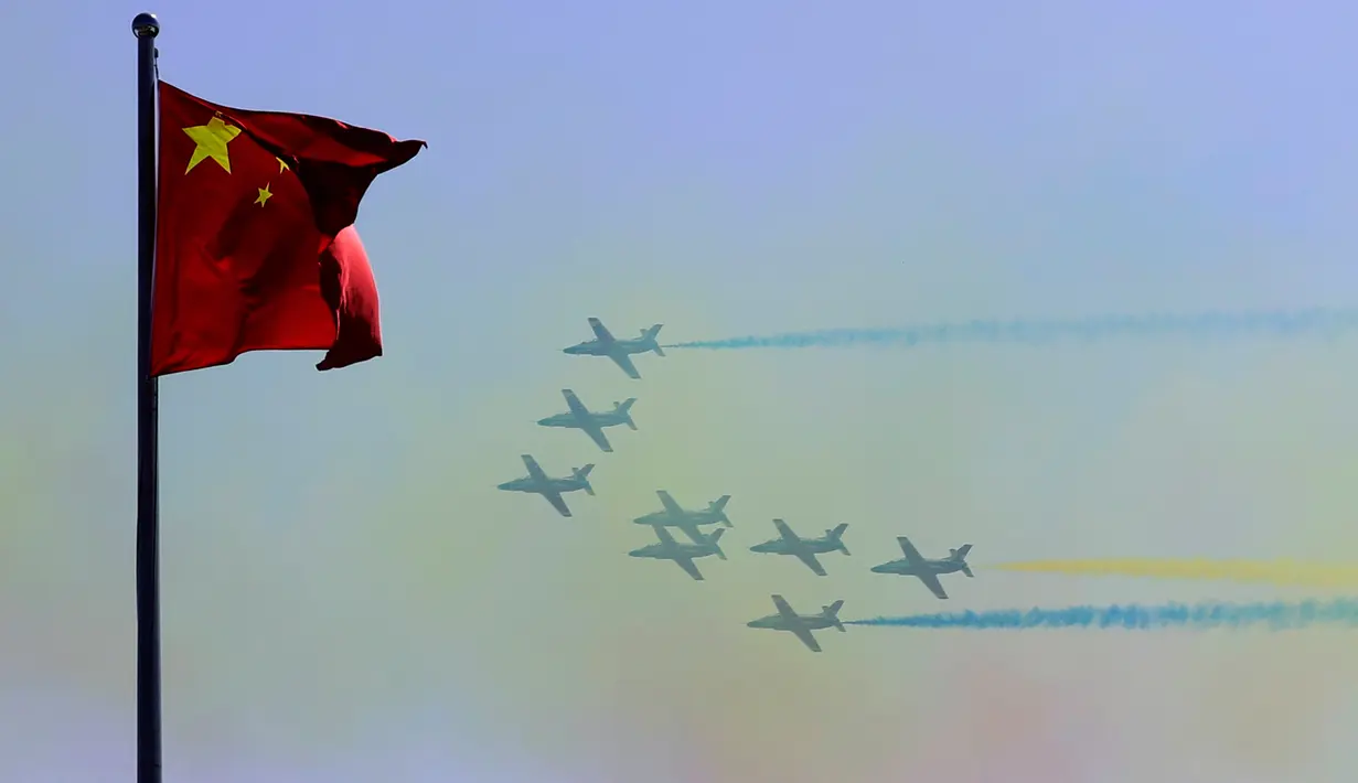 Jet tempur K-8 dari Tim Aerobatic "Hongying" Angkatan Udara China melakukan manuver pada China Airshow 2018 di Guangdong, Selasa (6/11). Pertunjukan ini menjadi ajang memamerkan kekuatan Angkatan Udara Tentara Pembebasan Rakyat China. (AP/Kin Cheung)