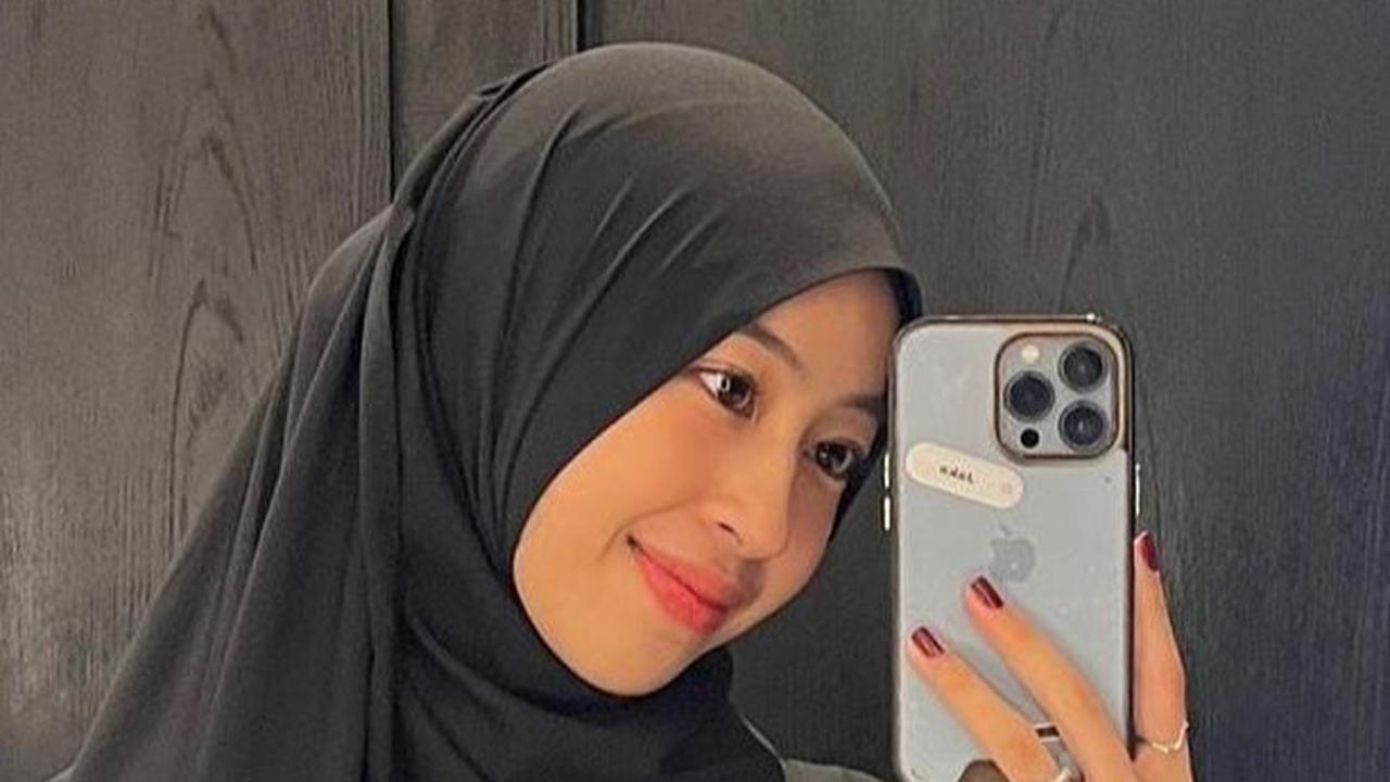 Bergamis Hitam, Cantiknya Adiba Khanza Pose di Qatar, Sang Suami Langsung Love
