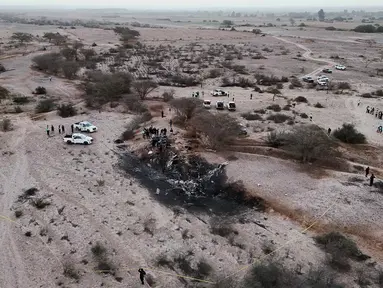 Polisi memeriksa puing-puing pesawat yang jatuh saat penerbangan wisata yang membawa turis di atas Garis Nazca di Peru, Sabtu, 1 Agustus 2026. (Foto AP/Genry Bautista)