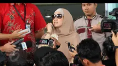 Mantan presenter televisi Meidiana Hutomo mengakui mendapat cipratan uang dari mantan Menteri Kesehatan Siti Fadilah Supari.