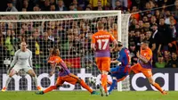 Tendangan Messi berhasil mencetak gol kedua di gawang Manchester City pada pertadingan penyisihan grup C liga Champion di stadion Camp Nou, Barcelona, Spanyol, Rabu (19/10). Messi berhasil mencetak tiga gol pada pertandingan ini. (Reuters/John Sibley)