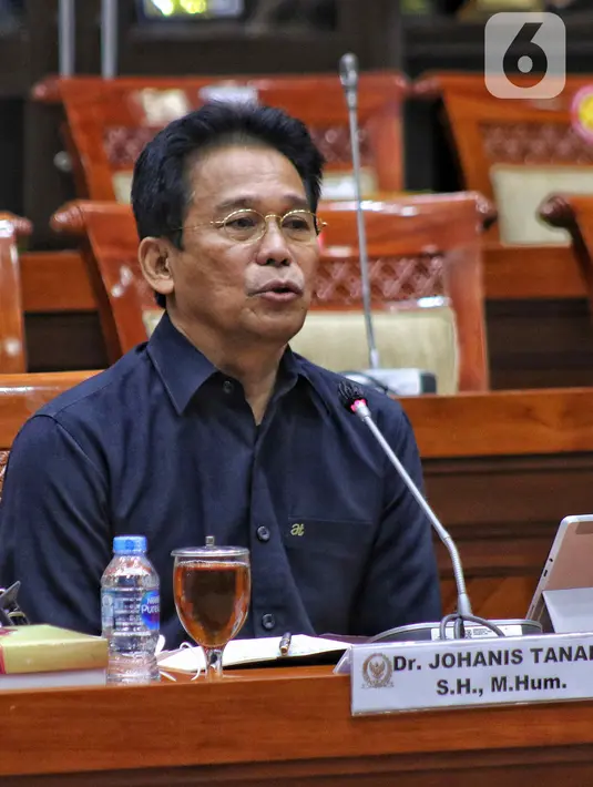 Direktur Tata Usaha Negara Kejaksaan Agung, Johanis Tanak mengikuti Uji Kelayakan dan Kepatutan (fit and proper test) Calon Pengganti Komisioner Komisi Pemberantasan Korupsi (KPK) di Ruang Rapat Komisi III DPR, Kompleks Parlemen, Senayan, Rabu (28/9/2022). Uji Kelayakan dan Kepatutan Calon Pengganti Komisioner KPK diikuti dua orang yakni Direktur Tata Usaha Negara Kejaksaan Agung, Johanis Tanak dan Auditor Badan Pemeriksa Keuangan (BPK), I Nyoman Wara yang akan menggantikan Lili Pintauli Siregar yang mengundurkan diri. (Liputan6.com/Angga Yuniar)