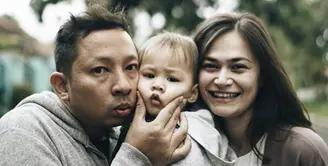 Keluarga kecil pasangan Ringgo Agus Rahman dan Sabai Morsheck selalu terlihat bahagia. Terlebih setelah kehadiran seorang anak laki-laki yang bernama Bjorka Dieter Morscheck. (Instagram/sabaidieter)