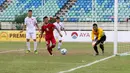 Pemain Timnas Indonesia U-19, Saddil Ramdani, saat pertandingan melawan Vietnam pada laga AFF U-18 di Stadion Thuwunna, Yangon, Senin (11/9/2017). Indonesia tertinggal 2-0 di babak pertama dari Vietnam. (Liputan6.com/Yoppy Renato)