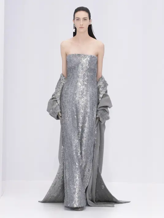 <p>Koleksi musim ini menunjukkan keterampilan tertinggi dari atelier FENDI dalam motif metalik renda kulit. Foto: Document/FENDI.</p>
