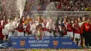 Arsenal juara Liga Inggris 2003/2004 tanpa terkalahkan. Arsenal mampu menjuarai Liga Inggris untuk ketiga kalinya di era Premier League pada musim 2003/2004, sekaligus gelar terakhir mereka hingga kini. The Gunners mampu menjuarai musim tersebut tanpa sekalipun menderita kekalahan, 26 kali menang dan 12 kali imbang dari 38 laga dengan meraih total 90 poin. (AFP/Jim Watson)