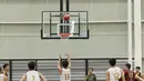 Para pebasket West Bandits saat latihan di Aim High Stadium, Tangerang, Kamis (20/5/2021). Latihan tersebut merupakan persiapan jelang melakoni laga babak play-off IBL 2021. (Bola.com/M Iqbal Ichsan)