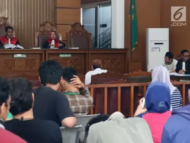 Pimpinan Jamaah Ansharut Daulah (JAD) Zainal Anshori menjalani sidang pembubaran di PN Jakarta Selatan, Selasa (24/7). JAD didakwa sebagai kelompok yang menggerakkan teror di Indonesia. (Liputan6.com/Immanuel Antonius)