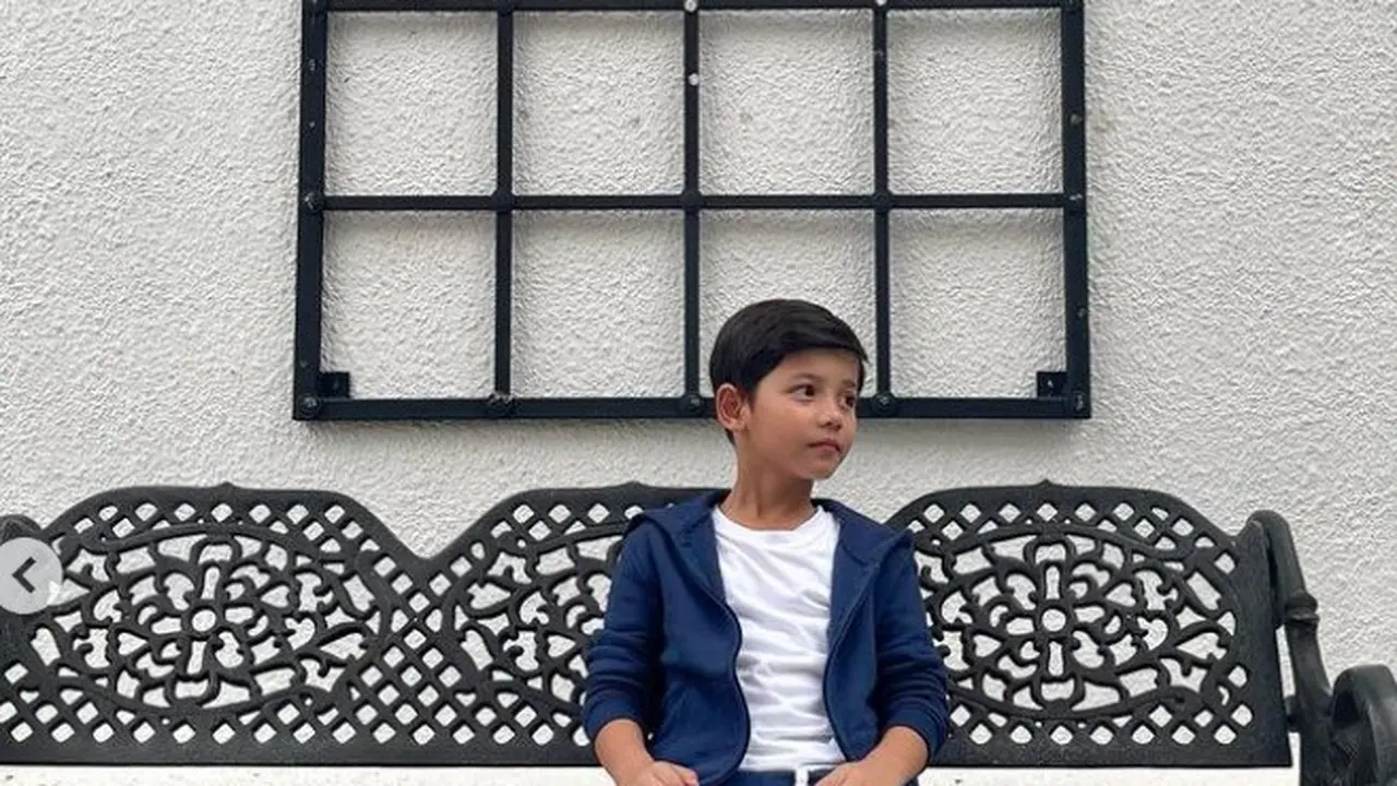 Potret Faqih Alaydrus bergaya keren (Instagram/@faqih_alaydruss)