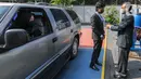 Kepala sekolah menyematkan medali kelulusan pada acara Wisuda Pelepasan Kelas XII di Madrasah Aliyah Annajah, Petukangan, Jakarta, Kamis (18/6/2020). Sebanyak 85 siswa mengikuti Wisuda Drive Thru guna mencegah penyebaran virus Covid-19. (Liputan6.com/Fery Pradolo)