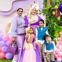 Di hari ulang tahun Nora, Ala Alatas ikut hadir. Seperti inilah momen kebersamaan mereka.