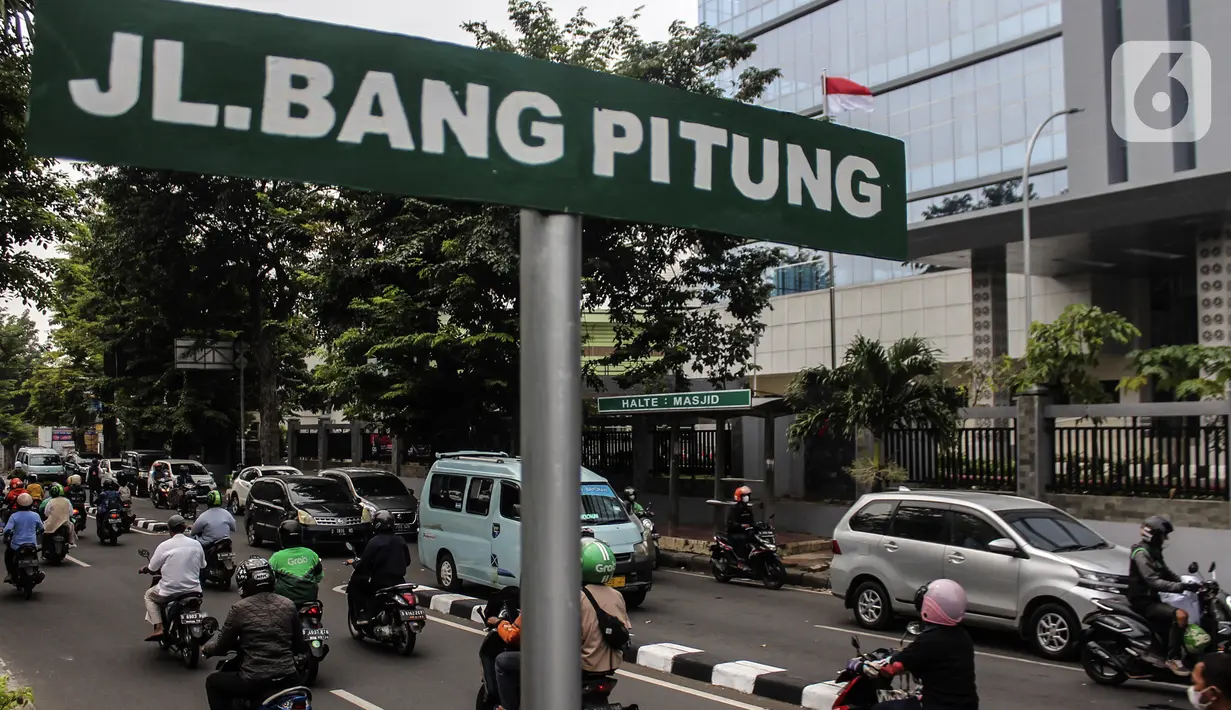 Pengendara melintas di Jalan Bang Pitung nama jalan baru yang mengganti Jalan Raya Kebayoran Lama di kawasan Rawa Belong, Jakarta, Senin (27/6/2022). Gubernur DKI Jakarta Anies Baswedan baru saja mengganti 22 nama jalan di Jakarta, salah satunya Jalan Raya Kebayoran Lama. (Liputan6.com/Johan Tallo)