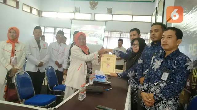 Ketua KPU Banyuwangi Dwi Angraeni Rachman menyerahkan surat tanda terima berkas bacaleg dari PKS (Hermawan Arifianto/Liputan6.com)