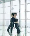 ALO mengajak sejumlah figur untuk merayakan Hari Yoga International. Renata Kusmanto hadir dalam balutan yoga attire bergaya balerina. cropped top, legging dan strappy grip socks bernuansa kontras. [Foto. ALO.Dok]