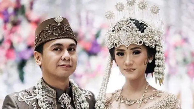 Potret cantik seleb gunakan busana adat sunda di hari pernikahannya