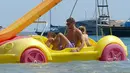 Steven Gerrard bersama anaknya menaiki mobil-mobilan air di Pulau Ibiza, sebuah pulau di laut Mediterania, 79 kilometer di lepas pantai Kota Valencia, di timur Spanyol (dailymail.co.uk)