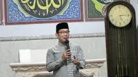 Gubernur Jawa Barat Ridwan Kamil setelah mengikuti sholat subuh berjamaah Masjid Jami Hidayatullah Syarief di Kecamatan Megamendung, Kabupaten Bogor.