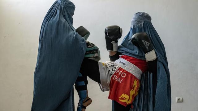 Setelah berhenti bermain sepakbola Noura beralih ke tinju. Dok: AP/Ebrahim Noroozi